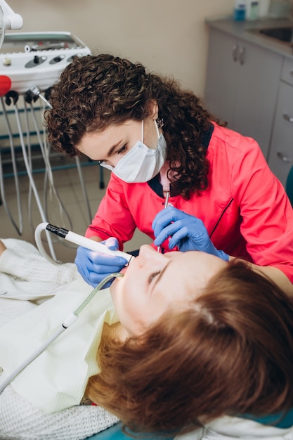 Portrait de jeune femme dentiste en clinique dentaire