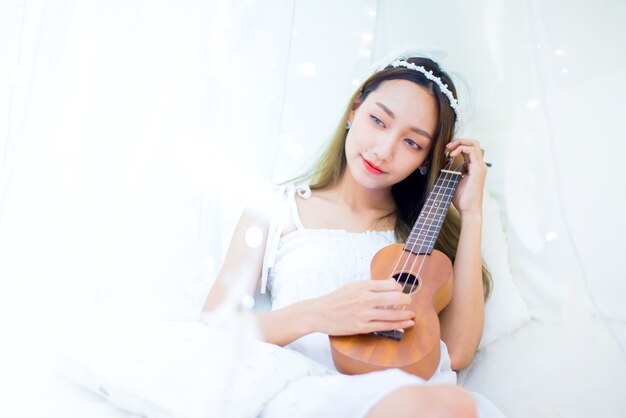 Portrait de jeune femme. Détente et style de vie à la maison en vacances