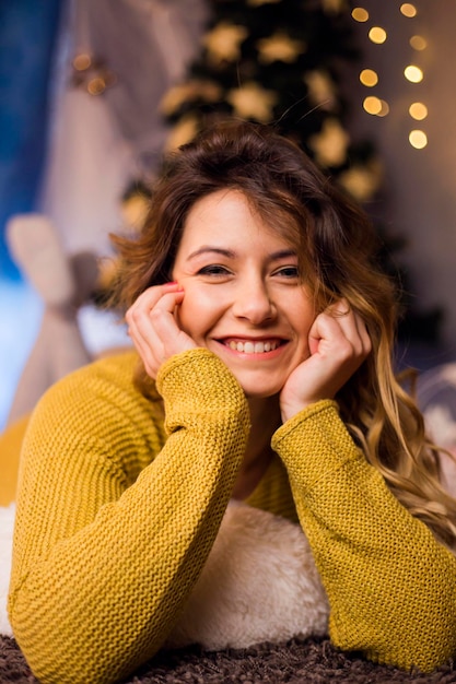 Portrait d'une jeune femme détournant le regard