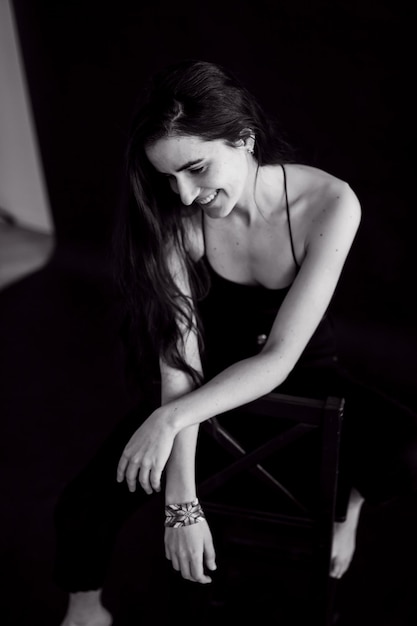 Portrait d'une jeune femme détournant le regard