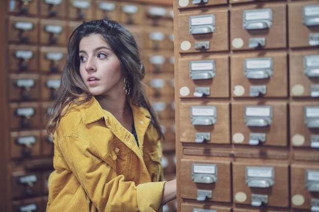 Photo portrait d'une jeune femme détournant le regard