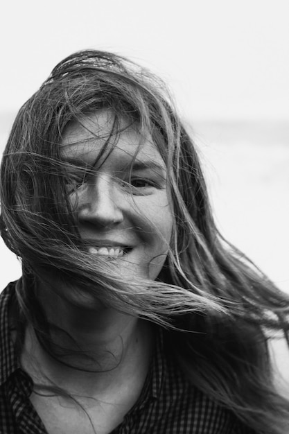 Photo portrait d'une jeune femme détournant le regard