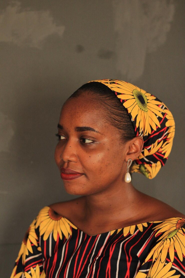 Photo portrait d'une jeune femme détournant le regard