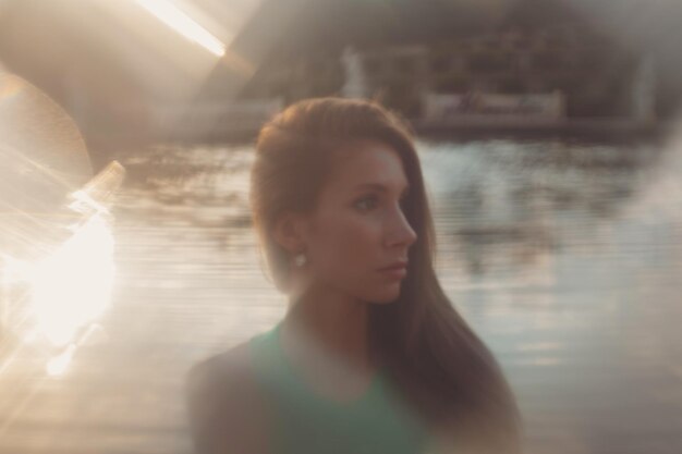 Photo portrait d'une jeune femme détournant le regard