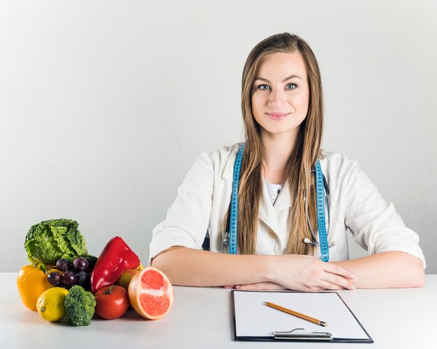 Photo portrait d'une jeune femme diététicienne souriante