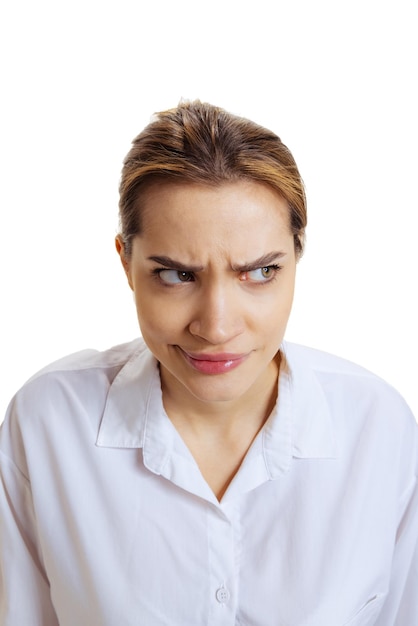 Portrait de jeune femme avec une drôle d'expression faciale réfléchie isolée sur fond blanc