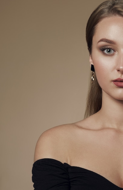 Portrait de jeune femme avec du maquillage sur fond beige