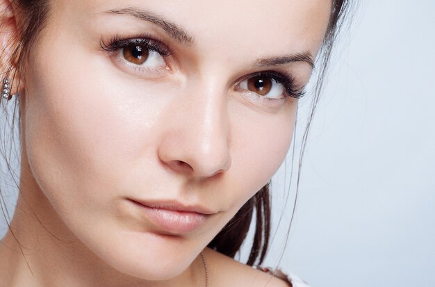 Portrait de jeune femme avec du maquillage naturel