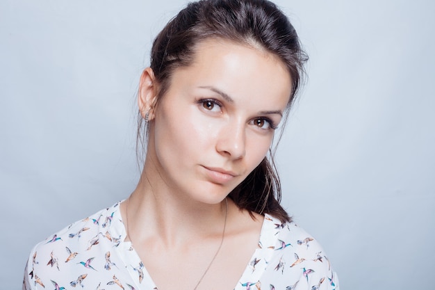 Portrait de jeune femme avec du maquillage naturel