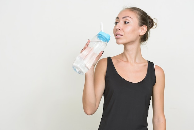 Portrait de jeune femme eau potable prête pour la salle de sport