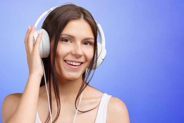 Portrait d&#39;une jeune femme écoutant de la musique avec des écouteurs