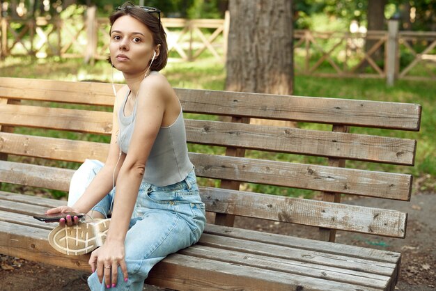 Portrait d'une jeune femme écoutant de la musique