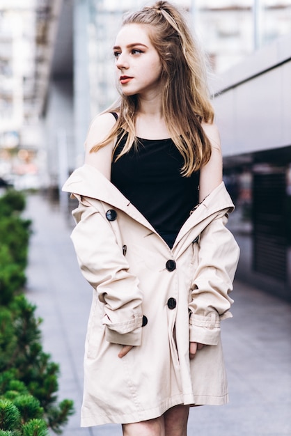 Portrait d&#39;une jeune femme élégante dans la ville moderne