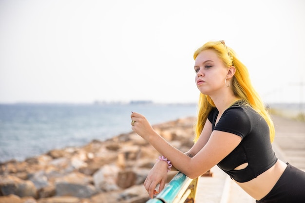 Portrait d'une jeune femme élégante sur le quai de la ville