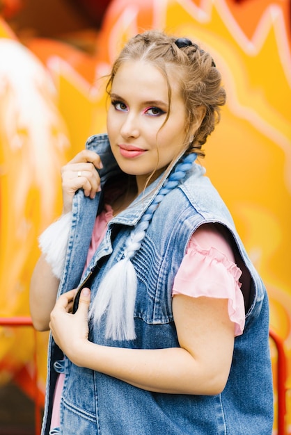 Photo portrait d'une jeune femme élégante avec des queues bleues et un maquillage brillant