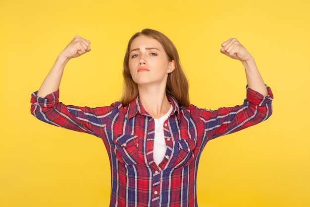 Portrait de jeune femme émotionnelle sur fond jaune