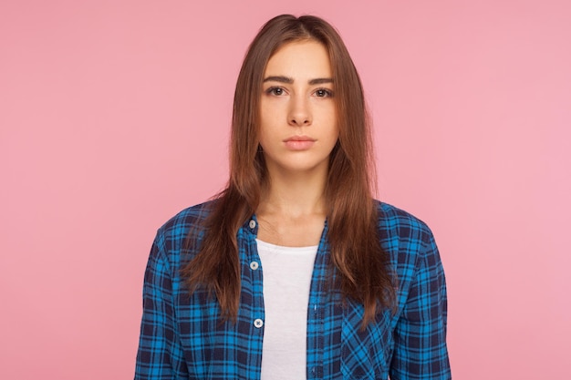 Portrait de jeune femme émotionnelle sur fond rose