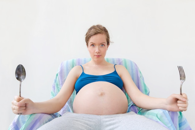 Portrait jeune femme enceinte estomac focus à l&#39;intérieur