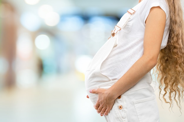 Portrait de la jeune femme enceinte souriante heureuse