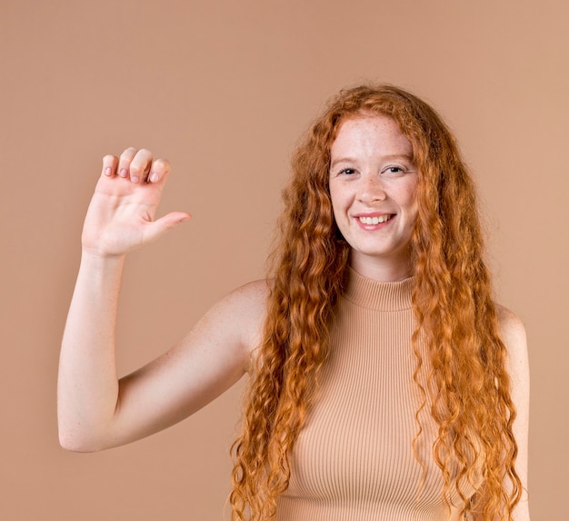 Photo portrait d'une jeune femme enseignant la langue des signes