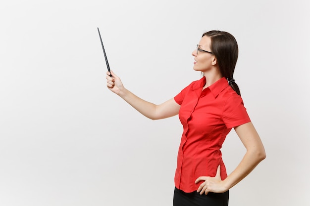 Portrait d'une jeune femme enseignante en chemise rouge jupe lunettes tenant un pointeur de classe en bois sur l'espace de copie isolé sur fond blanc. Enseignement de l'éducation dans le concept d'université de lycée.