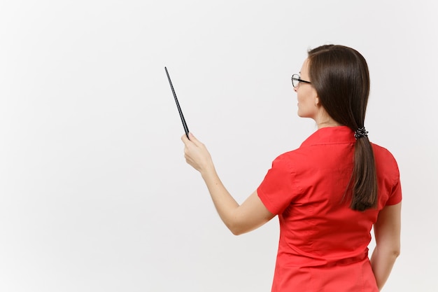 Portrait d'une jeune femme enseignante en chemise rouge jupe lunettes tenant un pointeur de classe en bois sur l'espace de copie isolé sur fond blanc. Enseignement de l'éducation dans le concept d'université de lycée.