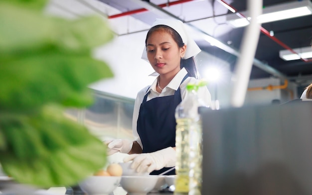 Portrait jeune femme étudiante en cuisine Cours de cuisine classe culinaire heureuse jeune femme étudiants multiethniques se concentrent sur les cours de cuisine dans une école de cuisine