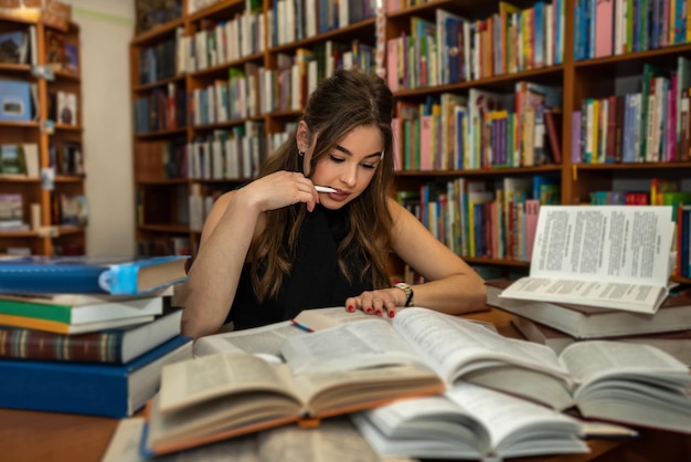 Portrait de jeune femme étudiante en éducation à la bibliothèque apprendre le concept