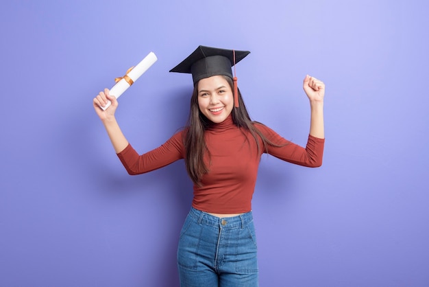 Portrait de jeune femme étudiante universitaire avec chapeau de graduation