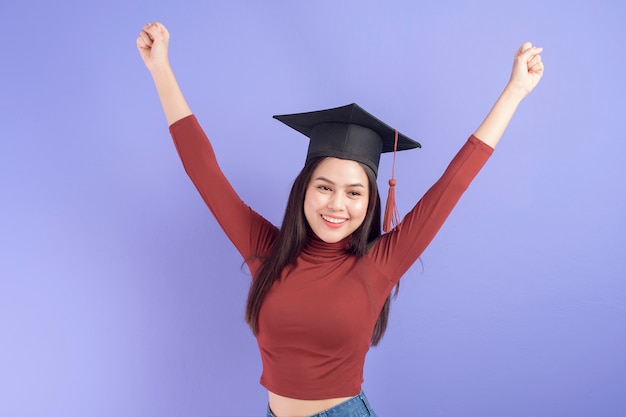 Portrait de jeune femme étudiante à l'Université avec chapeau de graduation
