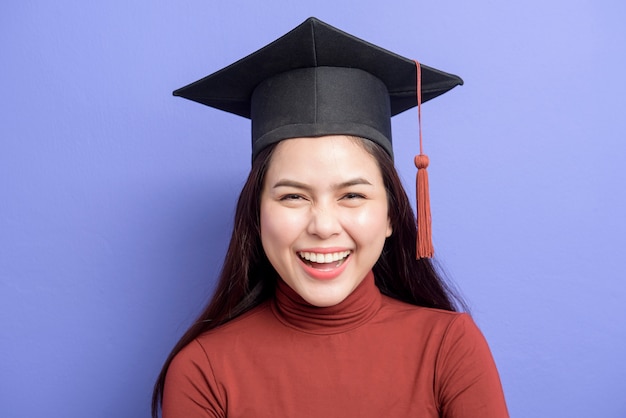 Portrait de jeune femme étudiante à l'Université avec chapeau de graduation