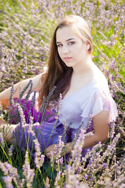 Portrait de jeune femme européenne souriante sur le champ de lavande