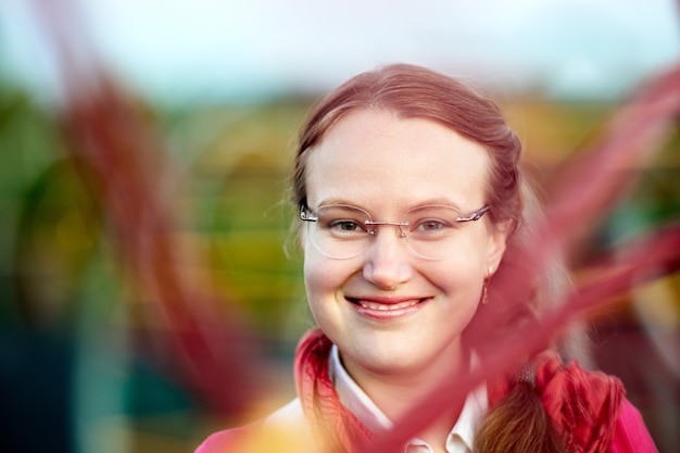 Portrait de jeune femme européenne souriante portant des lunettes dioptriques