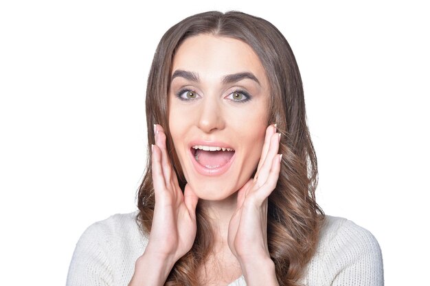 Portrait de jeune femme excitée sur blanc