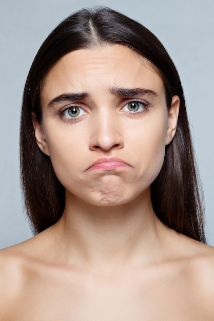 Photo portrait de jeune femme avec expression de déception