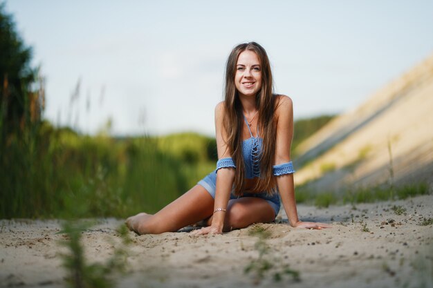 portrait, de, jeune femme, à, extérieur, porter, bikini