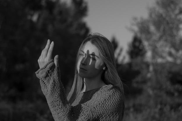 Photo portrait d'une jeune femme à l'extérieur