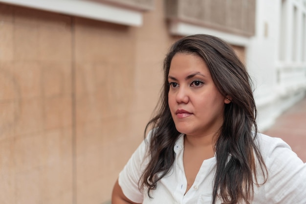 Portrait d'une jeune femme à l'extérieur