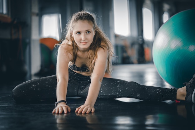Portrait d'une jeune femme faisant de l'exercice au gymnase