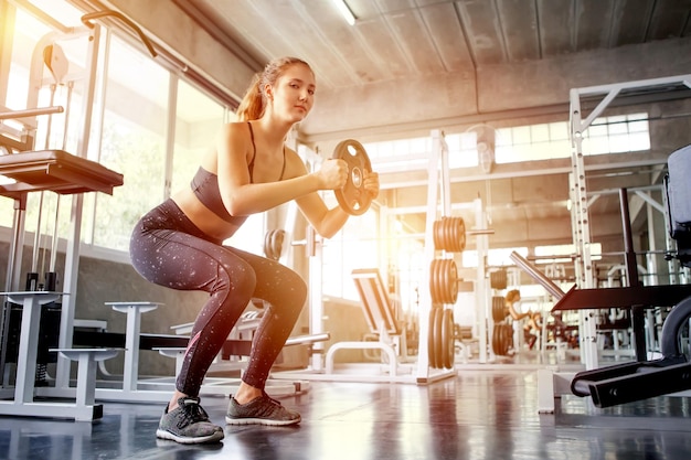 Portrait d'une jeune femme faisant de l'exercice au gymnase
