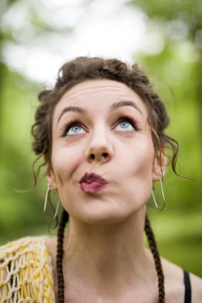 Portrait de jeune femme fait un geste du visage