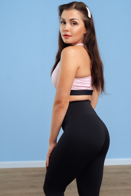 Portrait d'une jeune femme fitness sportswear qui pose en studio