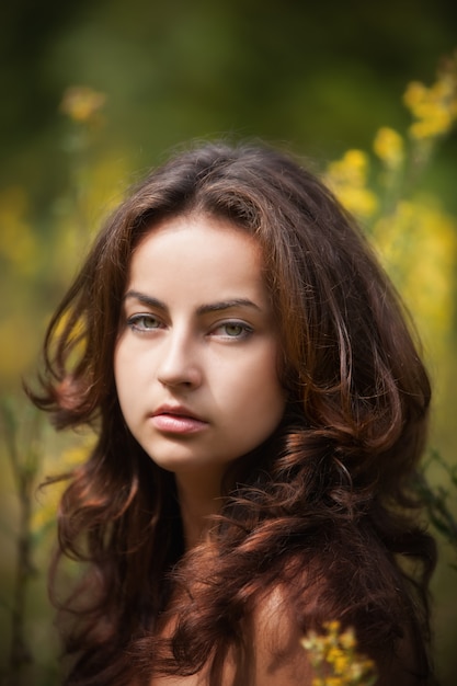 Portrait, jeune, femme, fleurs, champ