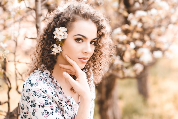 Portrait d'une jeune femme avec des fleurs dans les cheveux