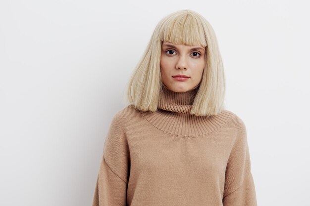 Photo portrait d'une jeune femme sur fond blanc