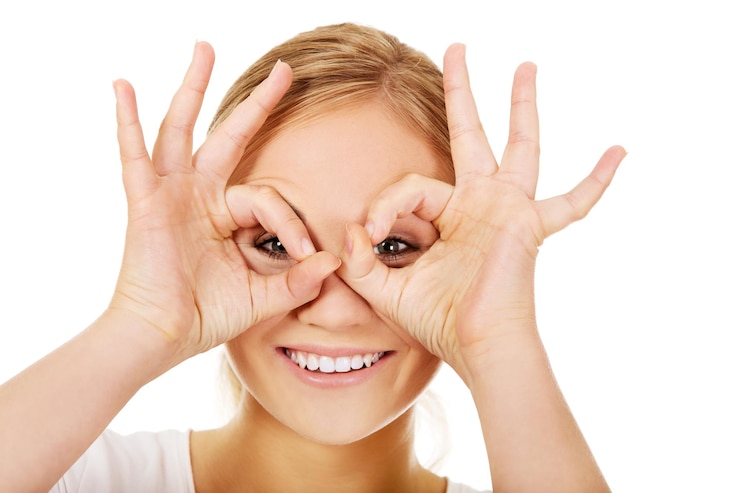 Photo portrait d'une jeune femme sur un fond blanc