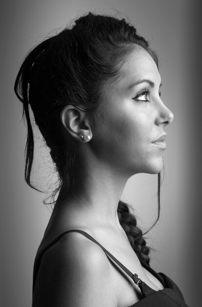 Photo portrait d'une jeune femme sur fond blanc