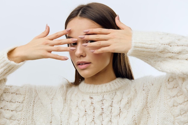 Portrait d'une jeune femme sur fond blanc