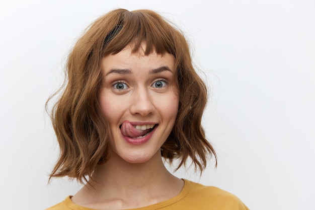 Photo portrait d'une jeune femme sur fond blanc