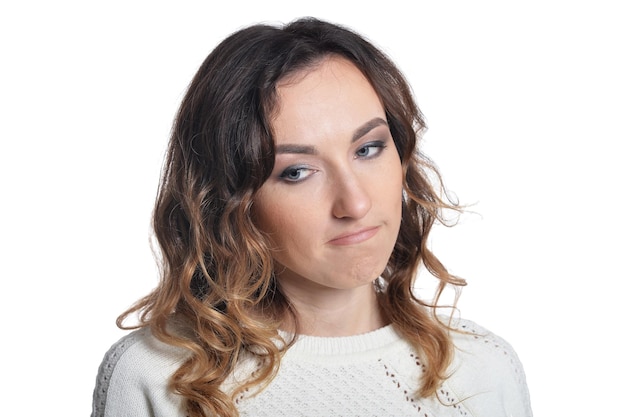 Portrait de jeune femme sur fond blanc